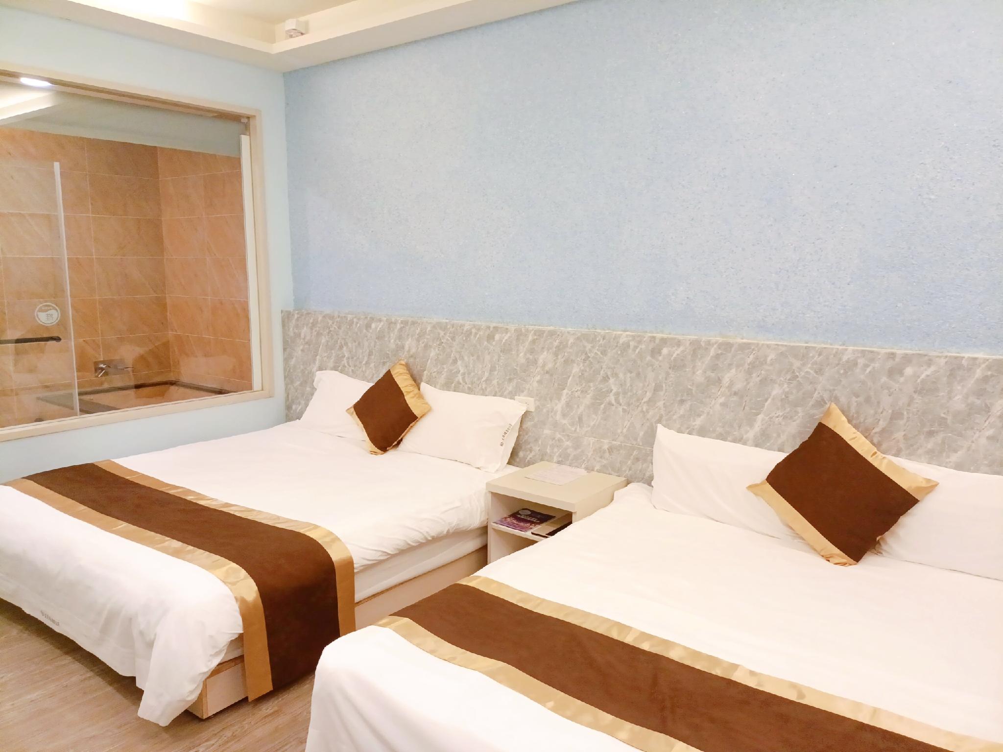 Standard, Quadruple, 2 King Beds, No Window