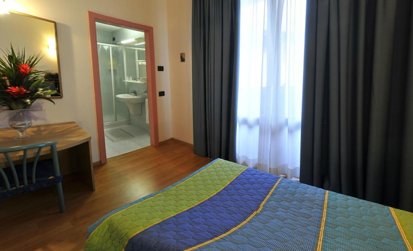 غرفة ثلاثية، Hotel Vela 7/7
