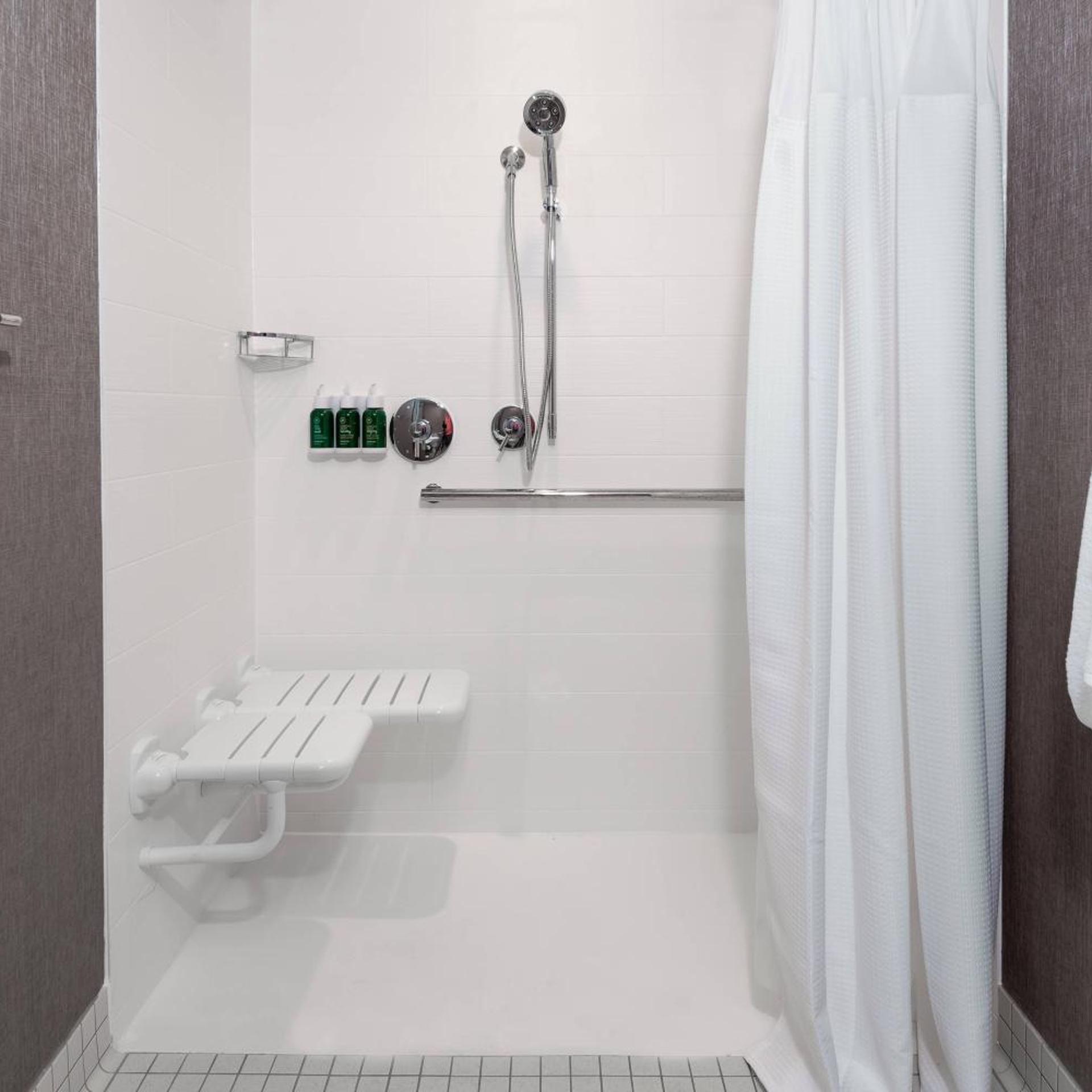 جناح بسرير كوين مع سرير سحّاب إضافي لذوي الإعاقة، SpringHill Suites by Marriott Lakeland 8/10