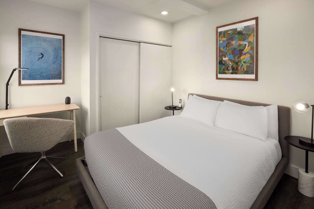 1 BEDROOM, APARTMENT, QUEEN BED, BAY VIEW