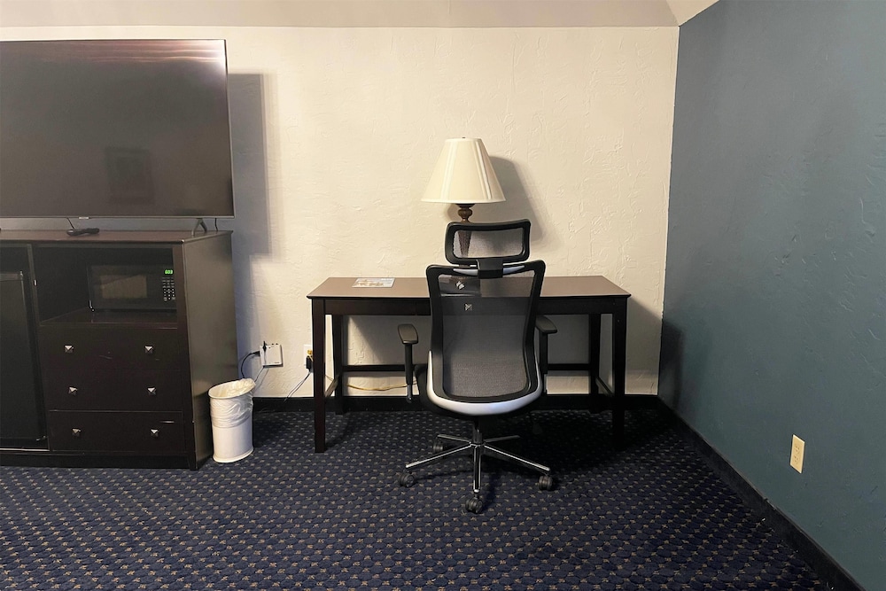 The Chateau Hotel And Conference Center 44/53