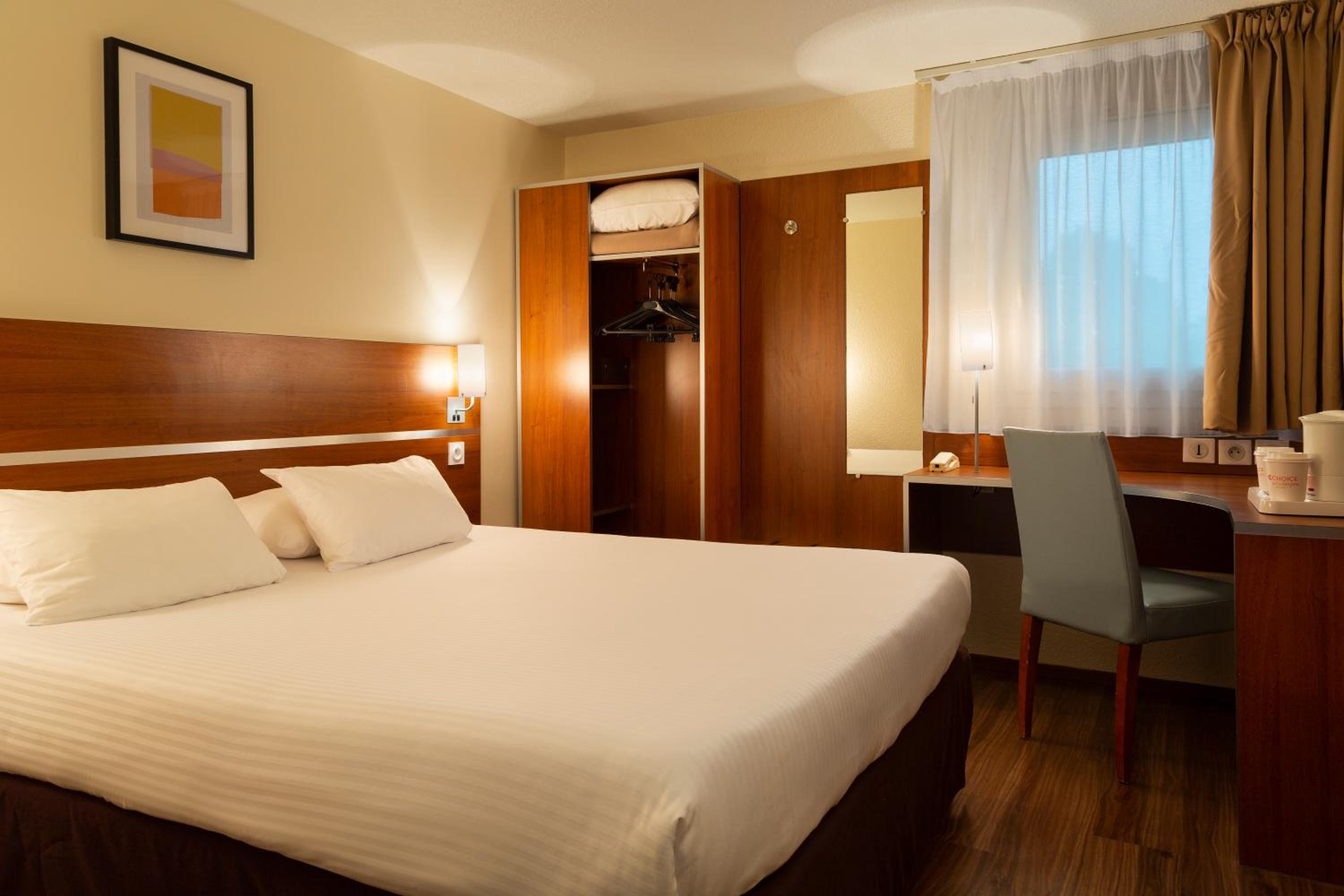 ROOM, QUEEN BED