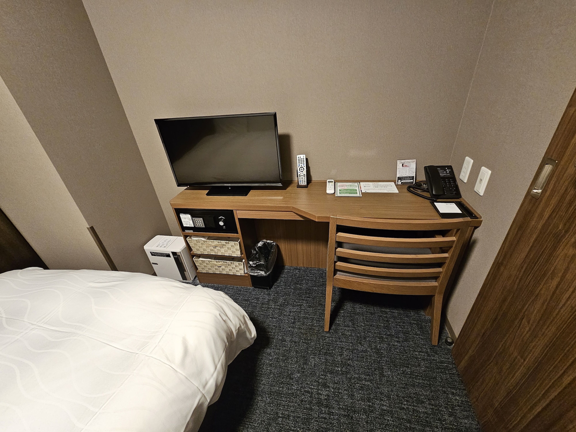 ROOM, DOUBLE BED
