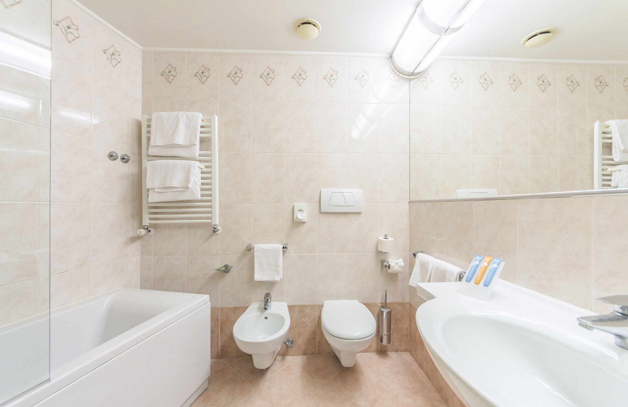 غرفة كلاسيكية عائلية بسرير مزدوج وسريرين منفصلين، Villa Fiorita Hotel 3/3
