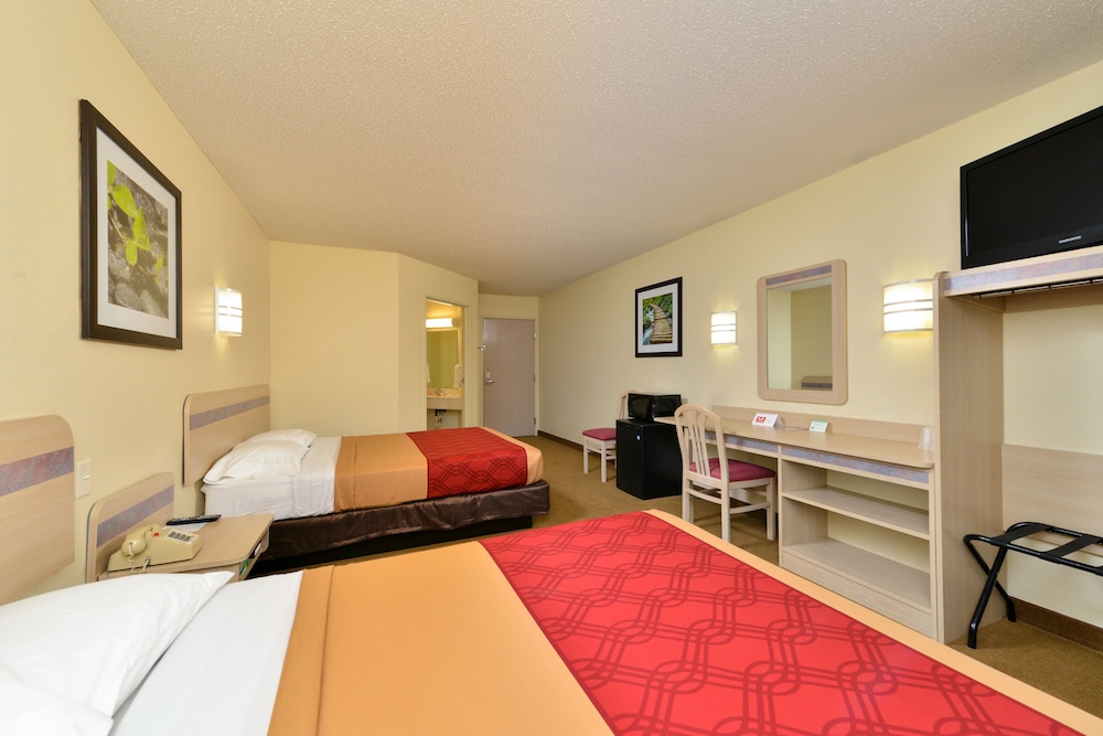 Econo Lodge Belle Fourche, SD 15/36
