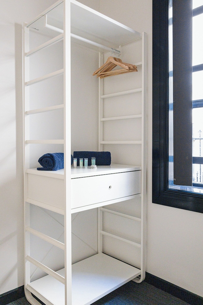ROOM, TWIN BEDS
