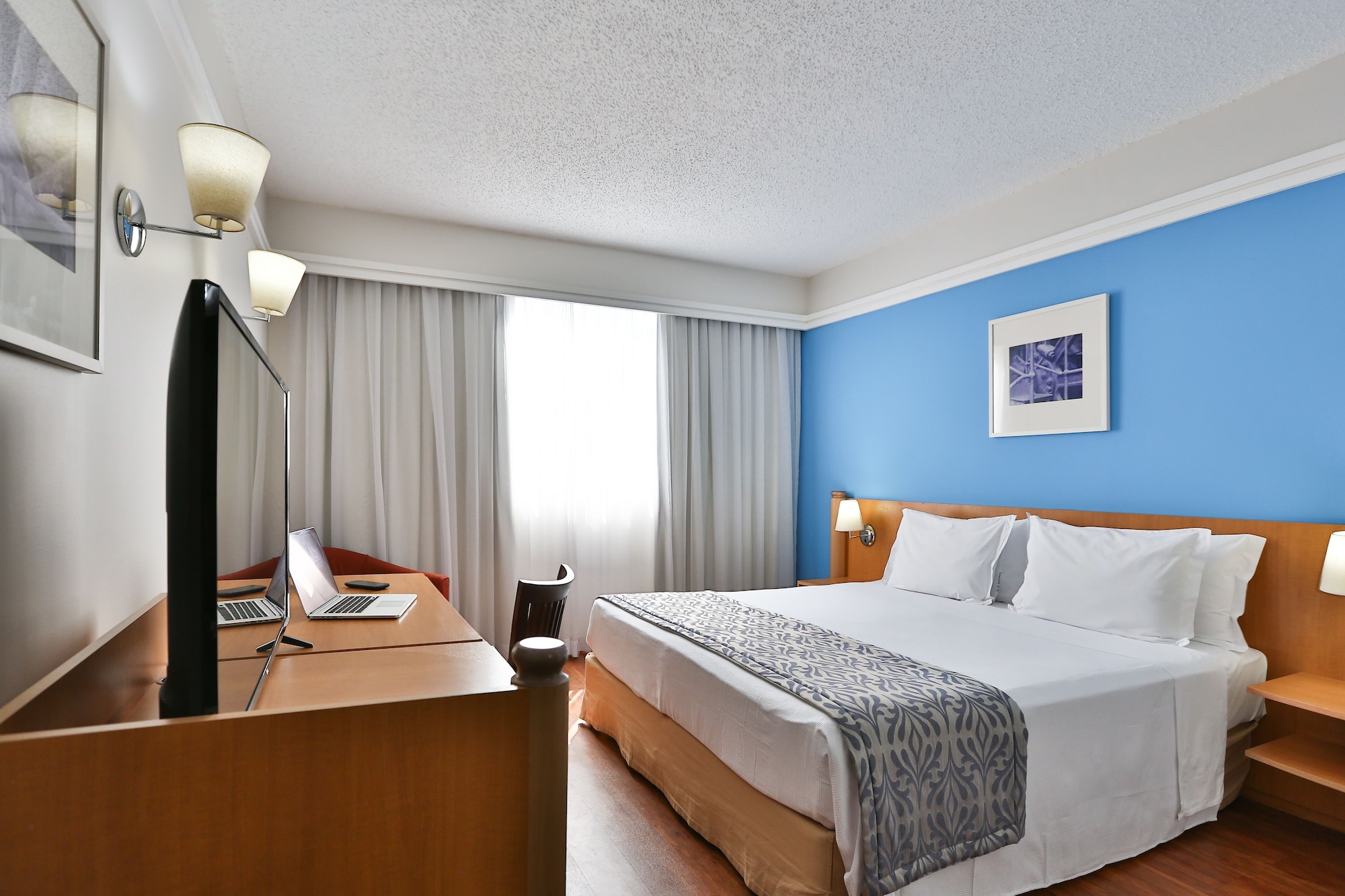 SUPERIOR, QUEEN BED