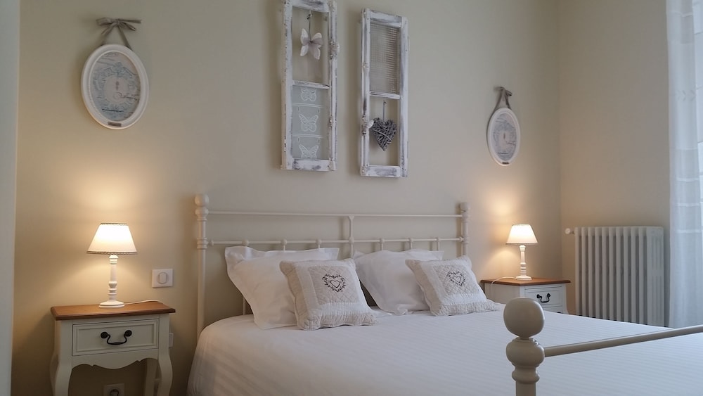 CHIC, COMFORT, QUEEN BED, GARDEN VIEW