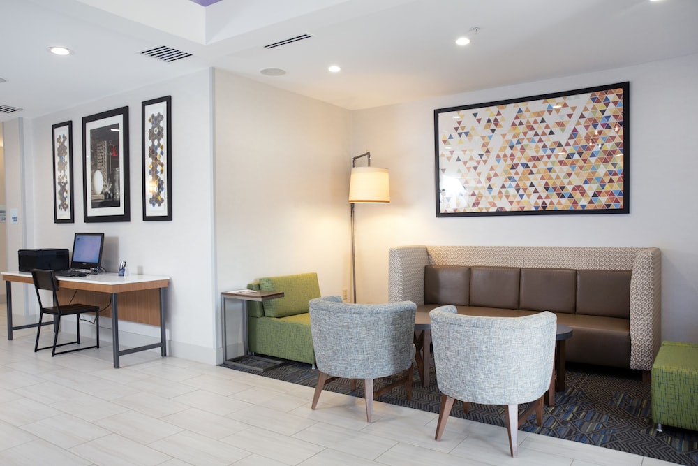 Holiday Inn Express Hotel and Suites Chester-Monroe-Goshen 51/72