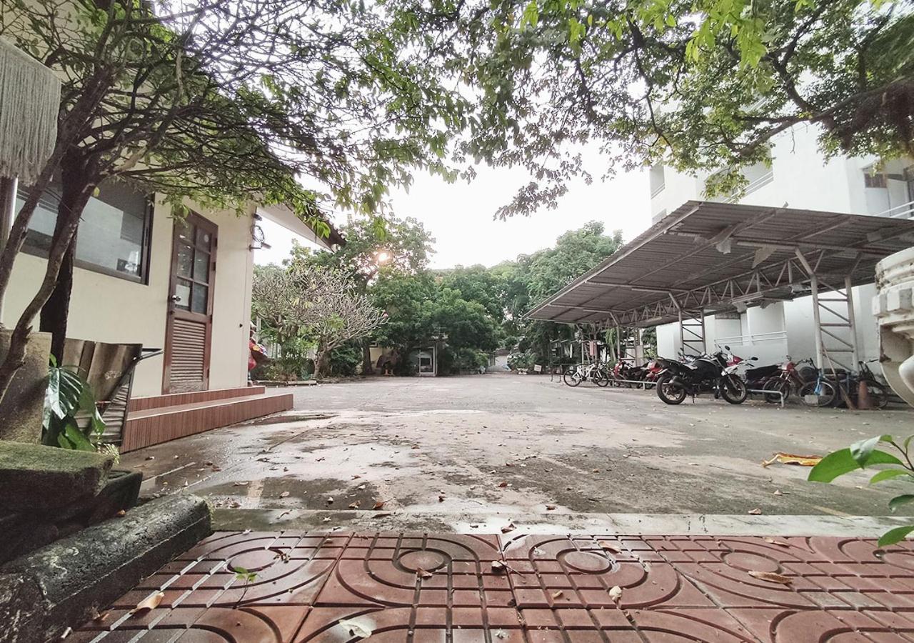 Jaroonwej Bangsaen 22/24