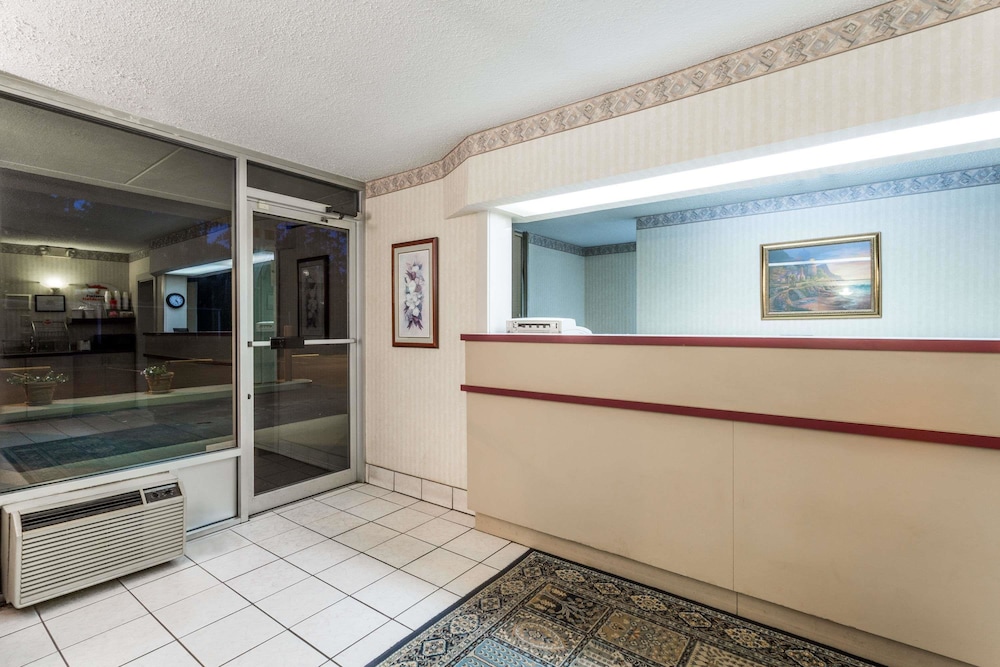 Super 8 by Wyndham Commerce 5/45