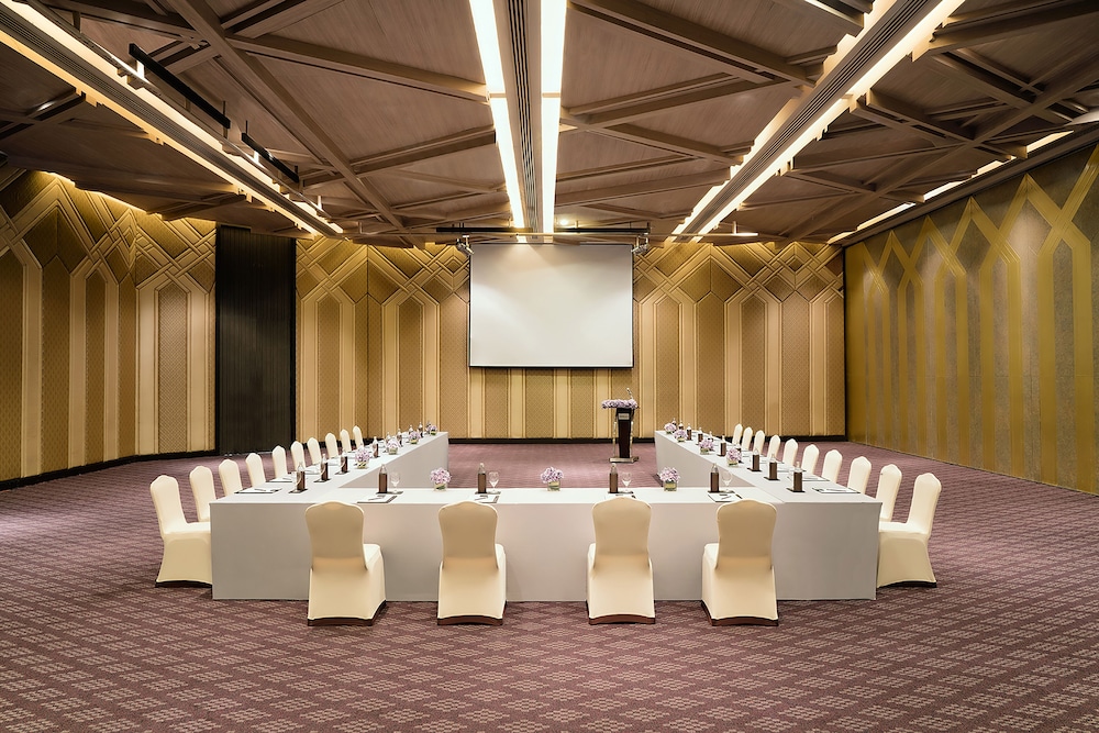 AVANI Khon Kaen Hotel and Convention Centre 60/69