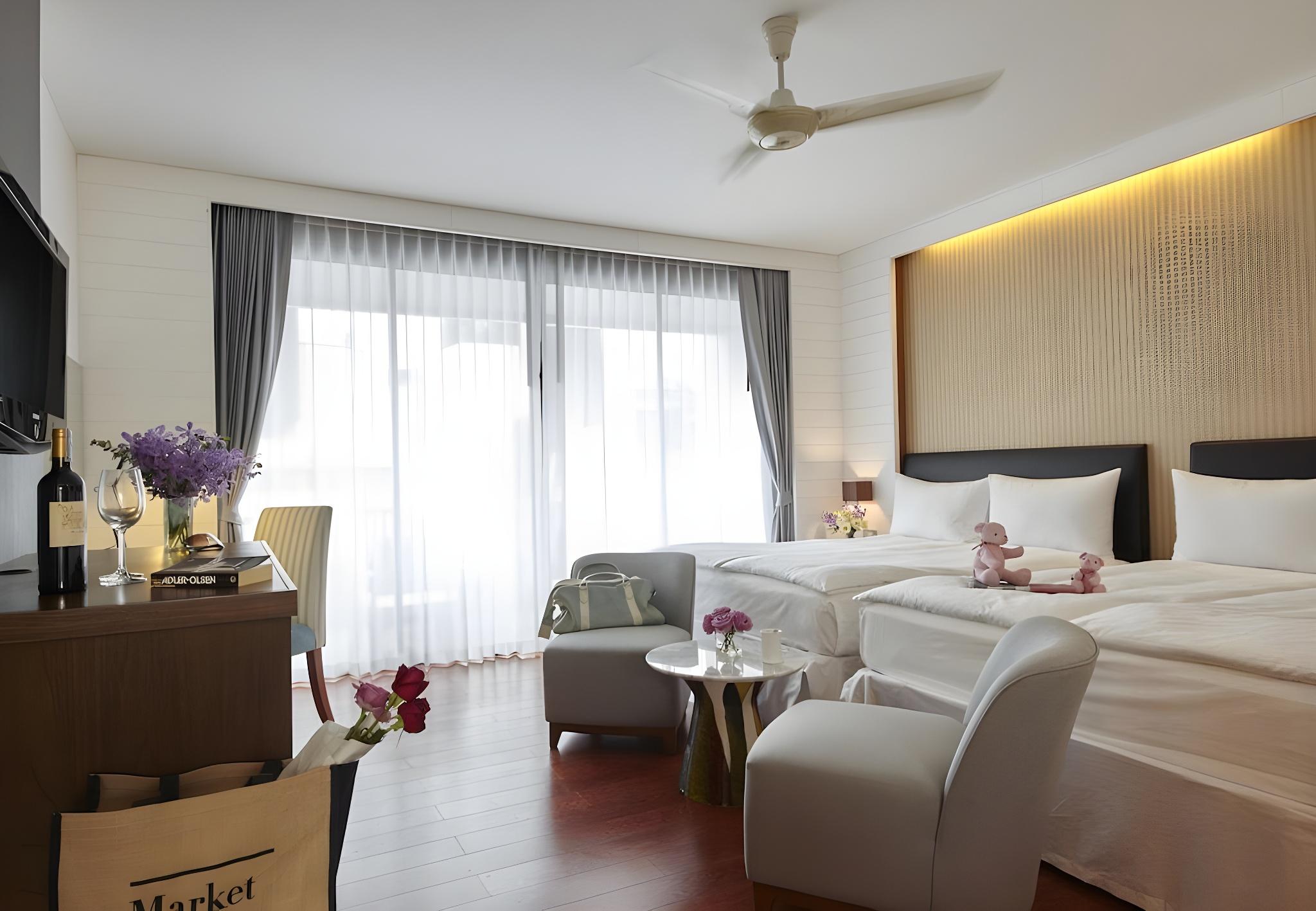 Garden, Mini, Suite, 1 King and 2 Queen Beds, Balcony