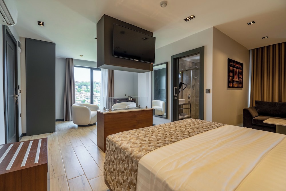Grand, Deluxe, Queen Bed, Nature View, Balcony
