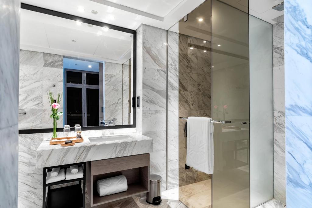 Taj Club, Twin Beds, Balcony, Taj Jumeirah Lakes Towers 3/6