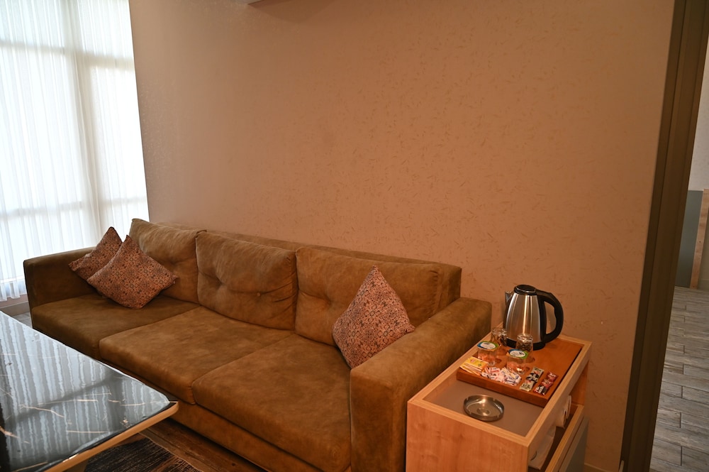 Agora Suites 38/67