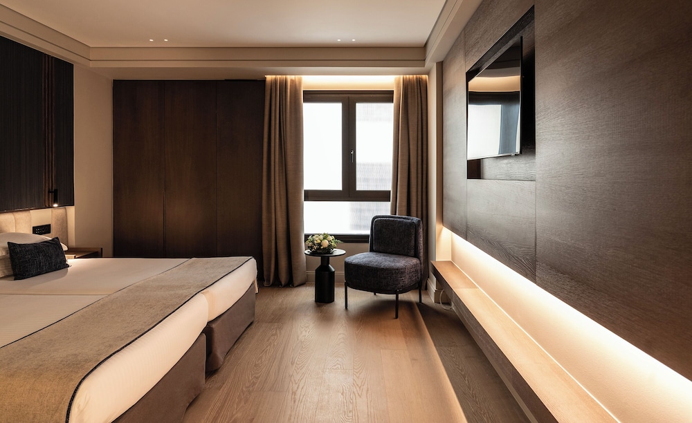 NJV Athens Plaza 24/75