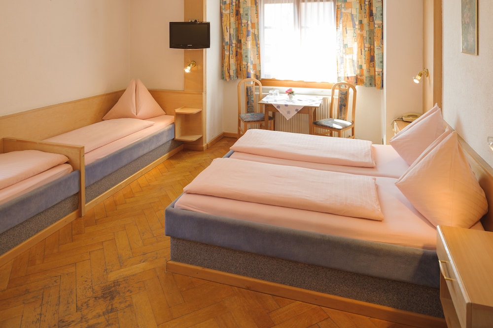 ROOM, QUADRUPLE
