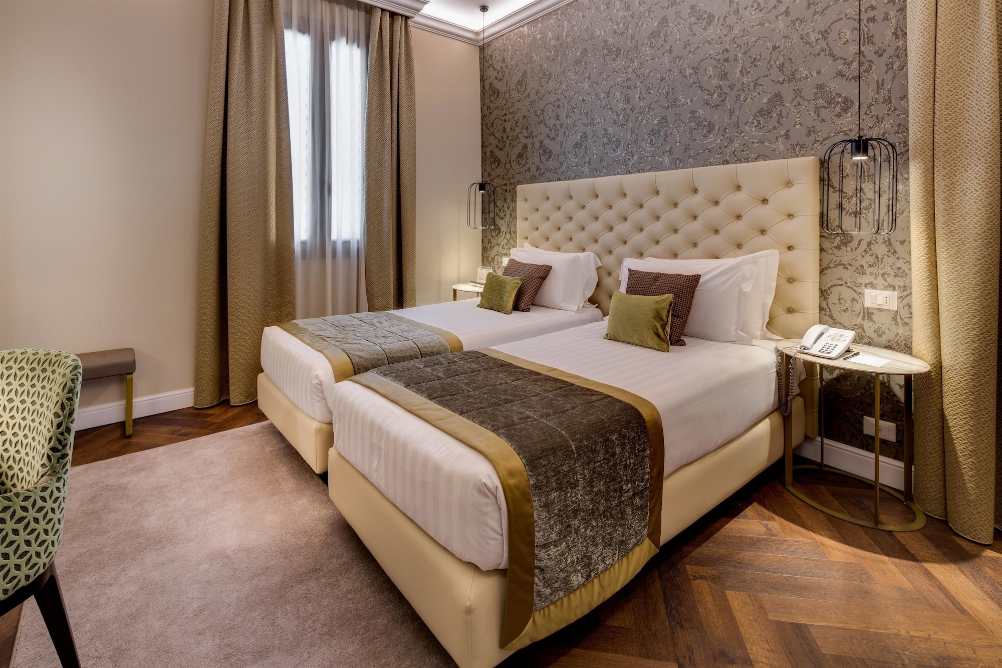 SUPERIOR, QUEEN BED