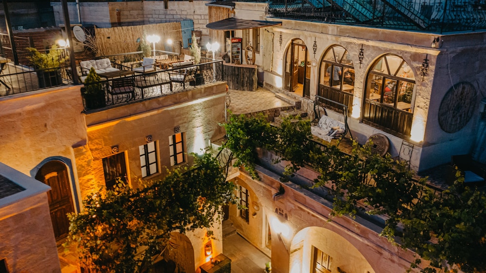 Helios Cave Hotel 4/50