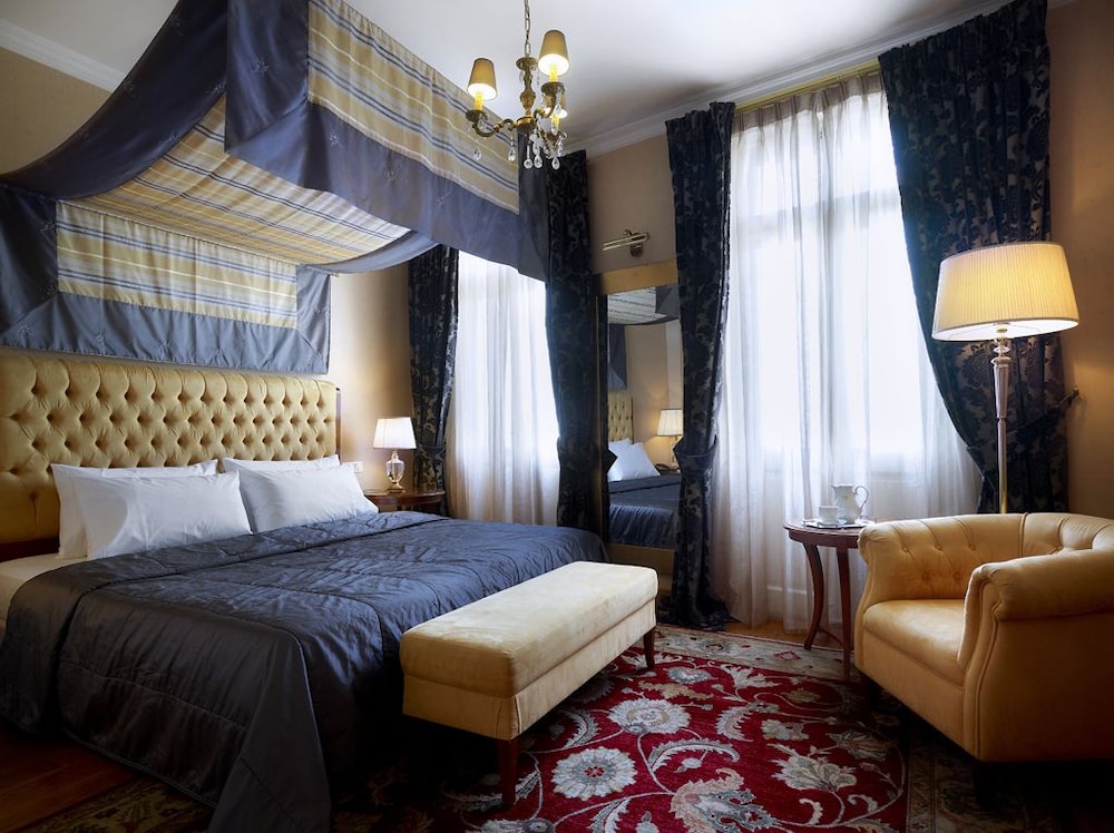 Grande Bretagne Hotel 13/53