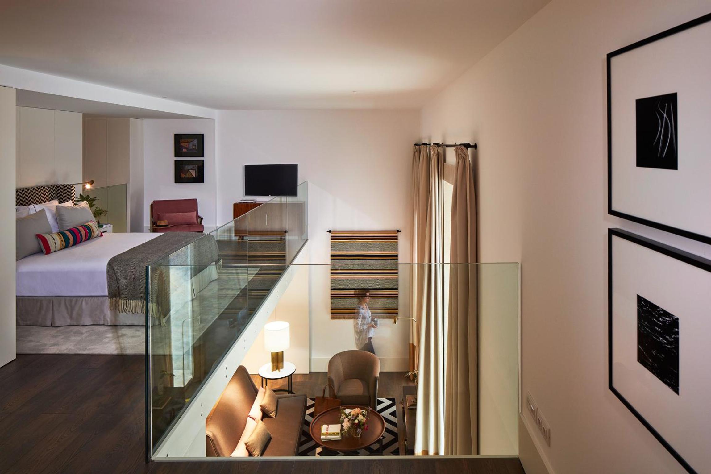 Mezzanine, Suite, Queen Bed