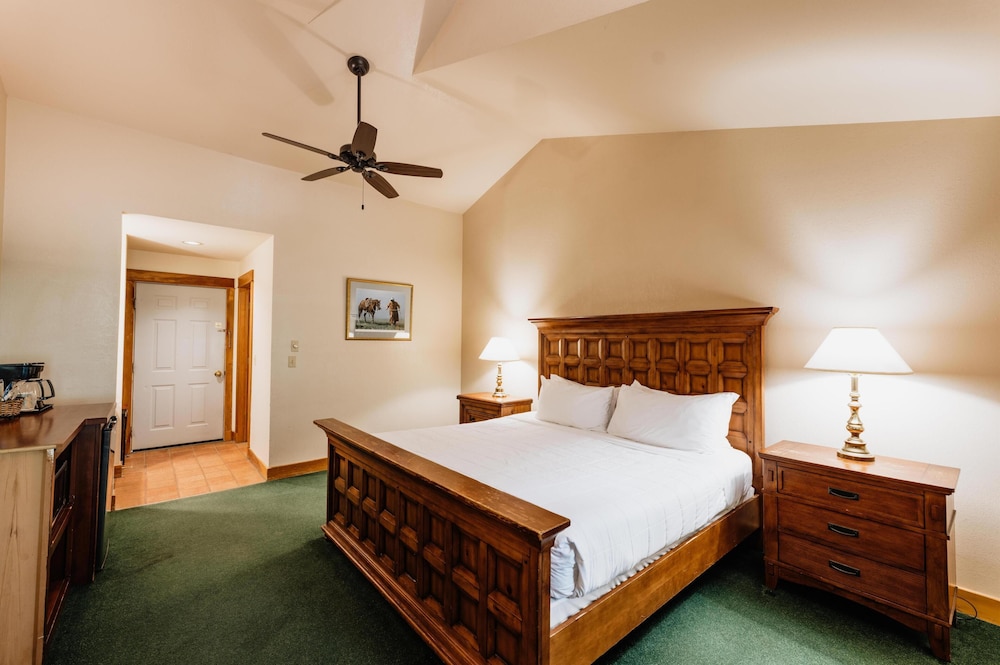 Chico Hot Springs Resort 15/50