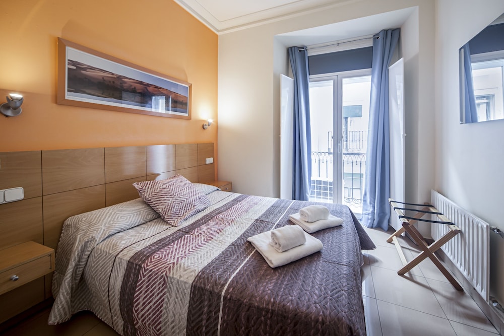 ROOM, DOUBLE OR TWIN BED