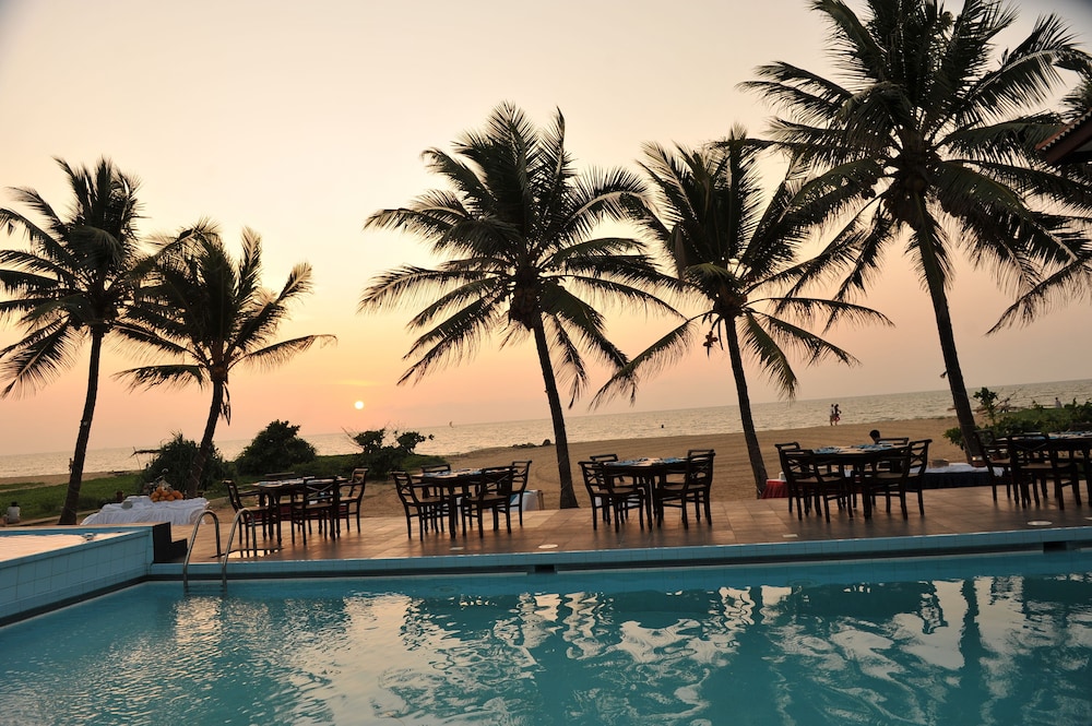 Catamaran Beach Hotel 20/30