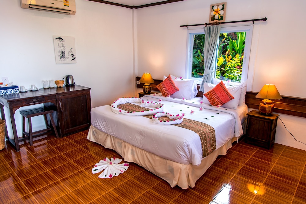 Deluxe, Bungalow, King Bed, Partial Ocean View