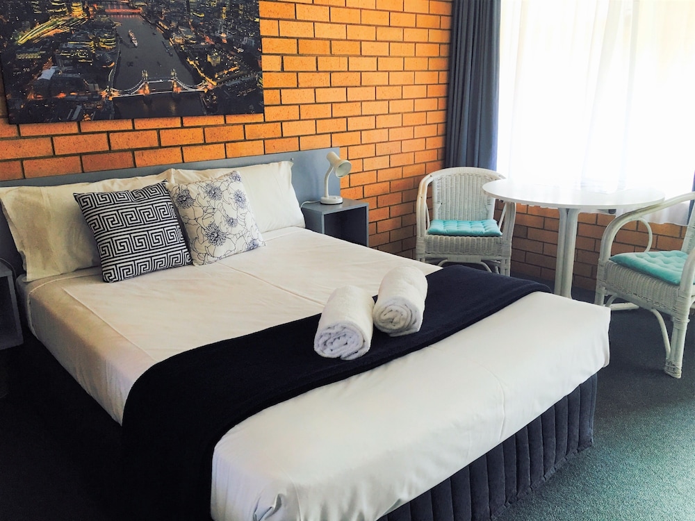Bosuns Inn Motel 13/26