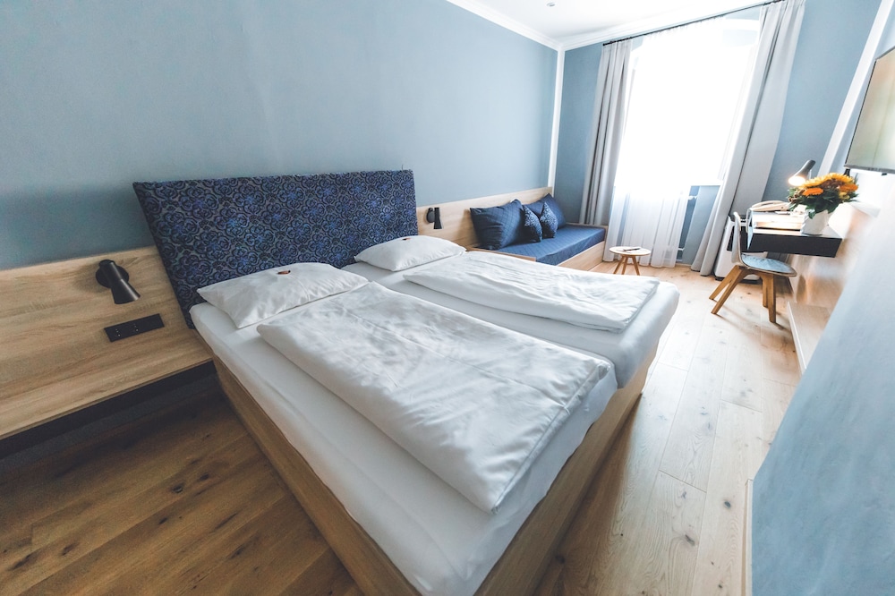 PLUS, DELUXE, DOUBLE BED