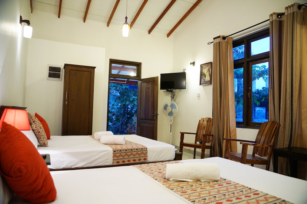 Moon Hills Hotel 8/50