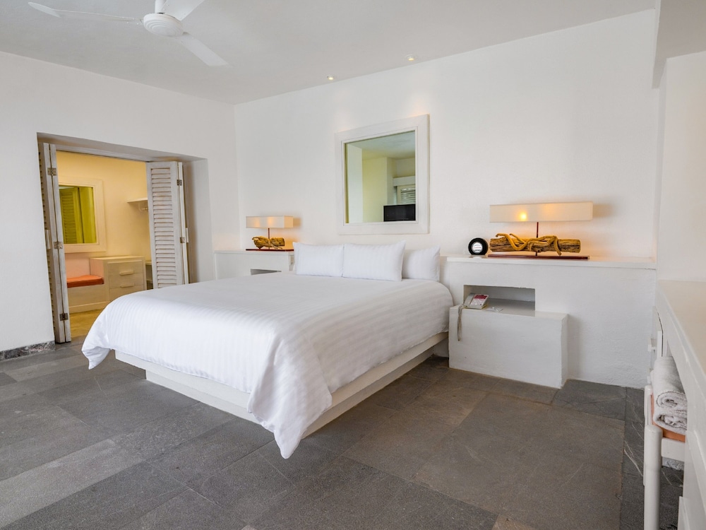 Master, Suite, King Bed, Outdoor Pool