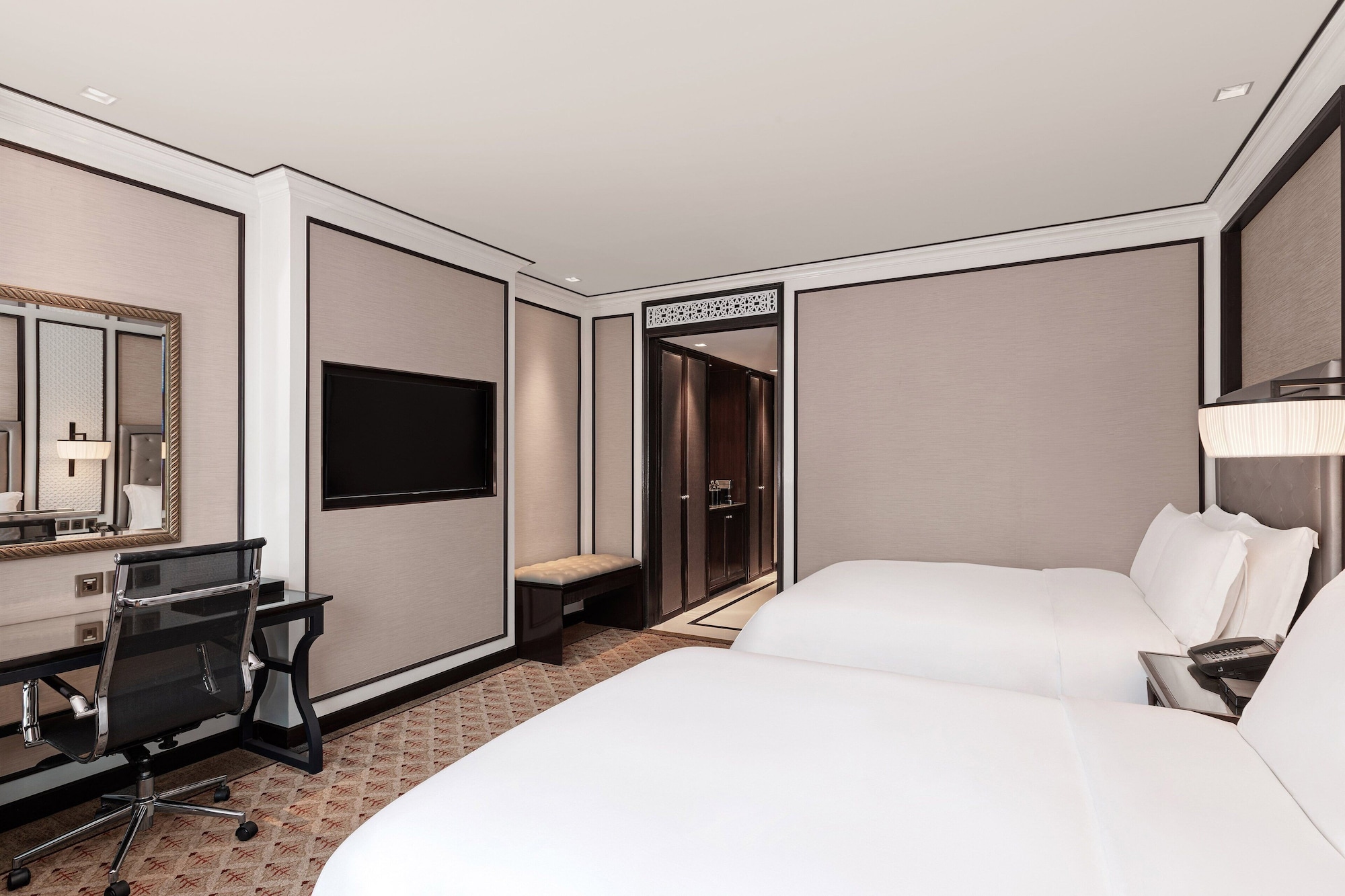 غرفة بسريرين مزدوجين بحوض استحمام، THE ATHENEE HOTEL, A LUXURY COLLECTION HOTEL BANGKOK 2/4