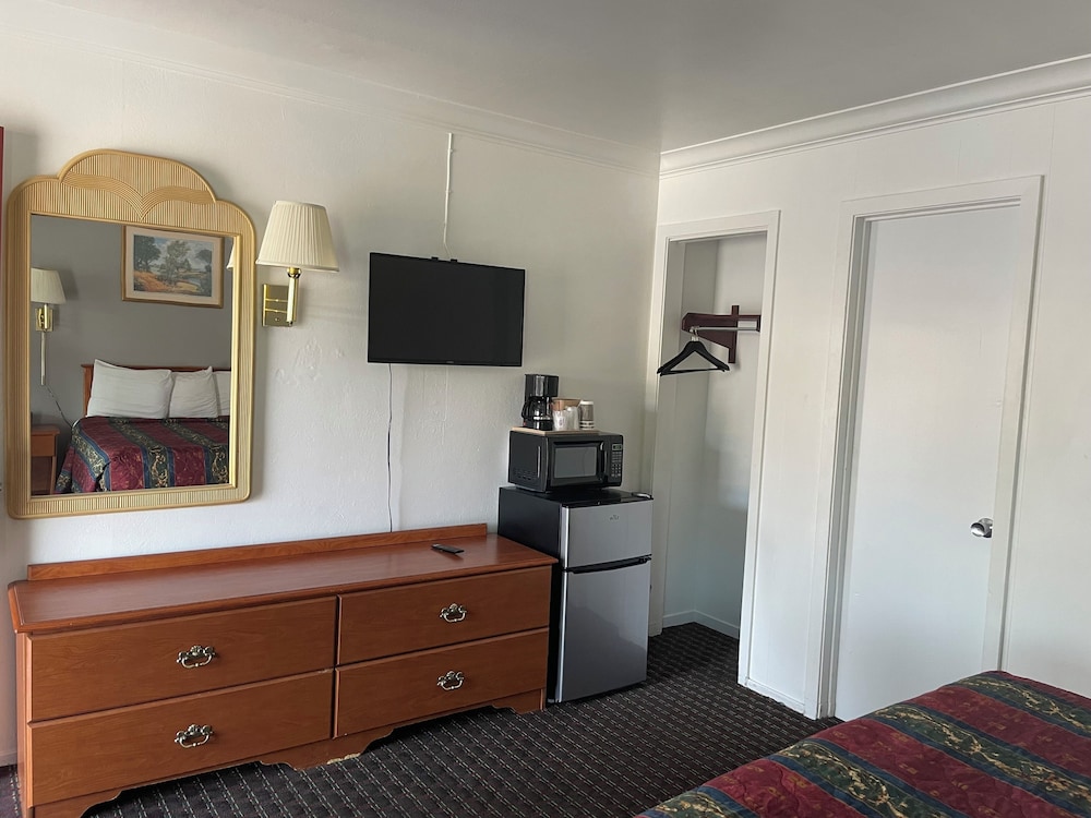 Lark Motel 36/53