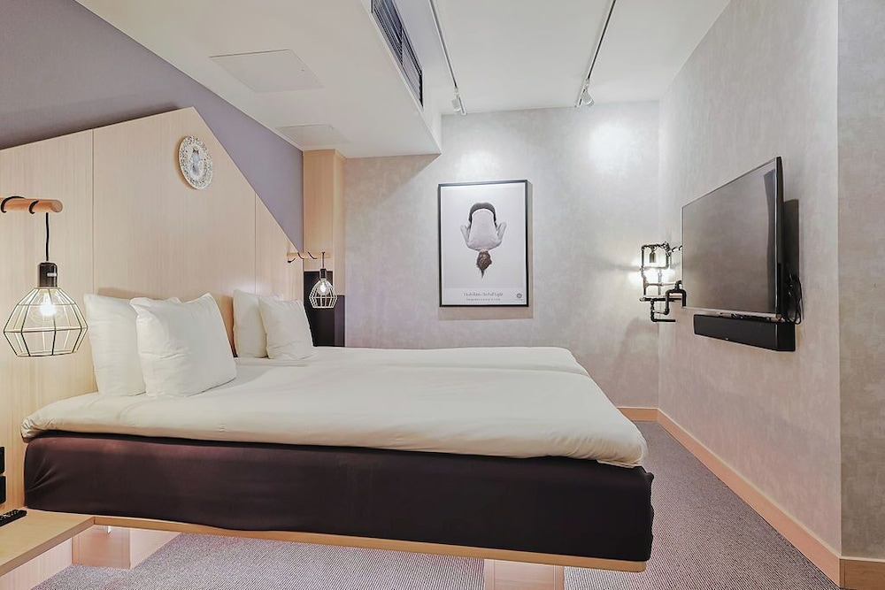 Room, King Bed, No Window
