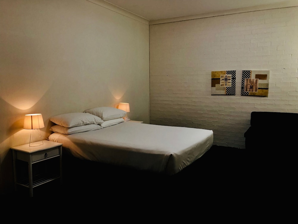 STANDARD, QUEEN BED