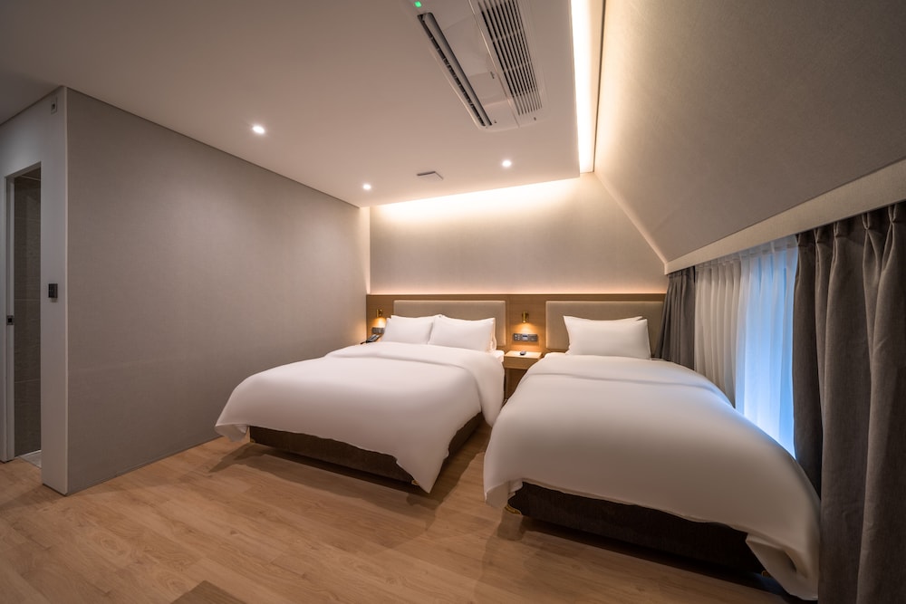 غرفة قياسية بسرير كوين وسرير فردي، Comfort inn Yeouido 2/4