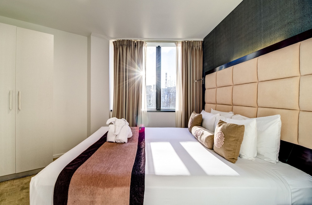2 BEDROOMS, SUITE