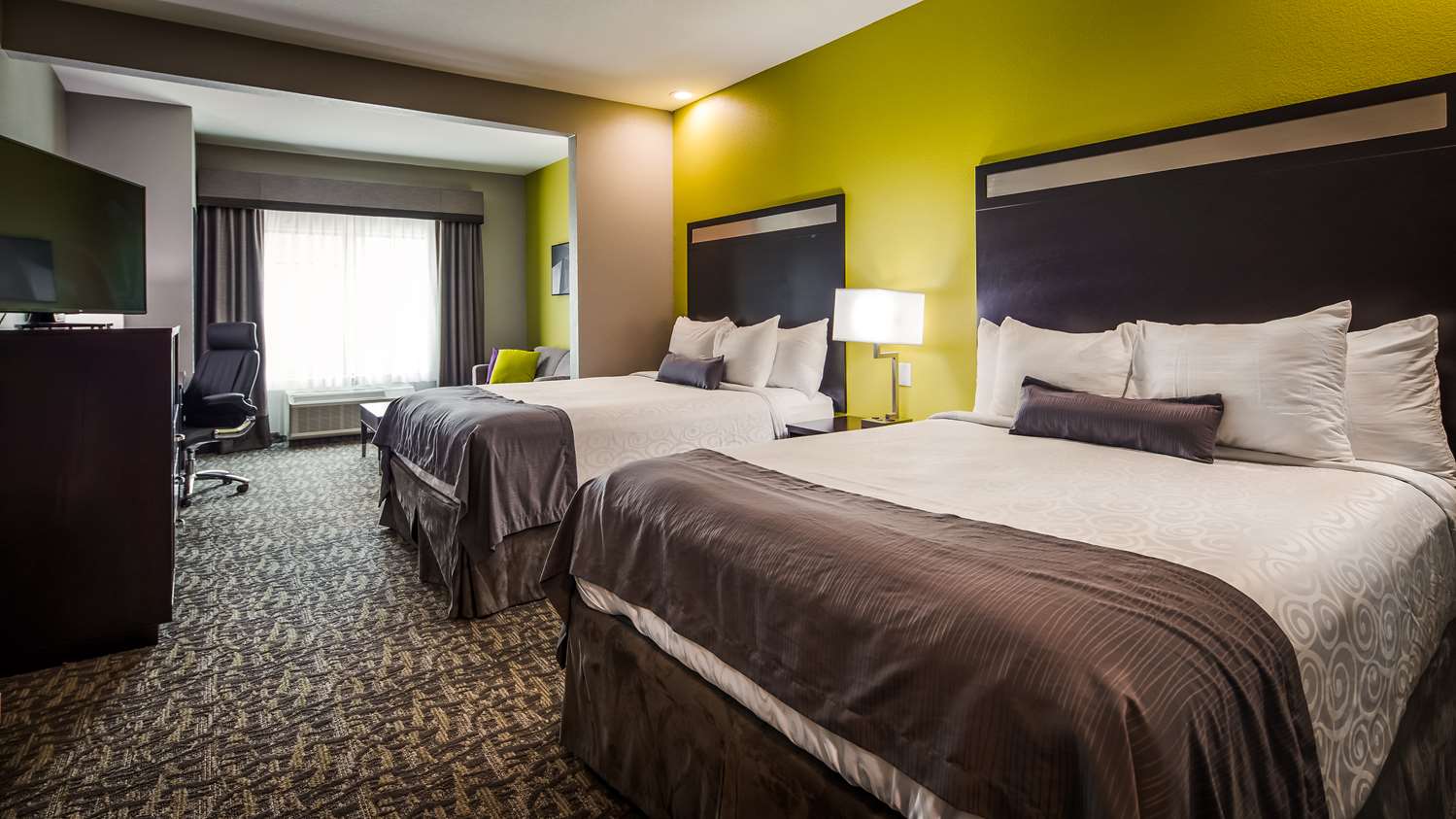 Suite, 2 Queen Beds, Sofa, Bathtub, Accessible