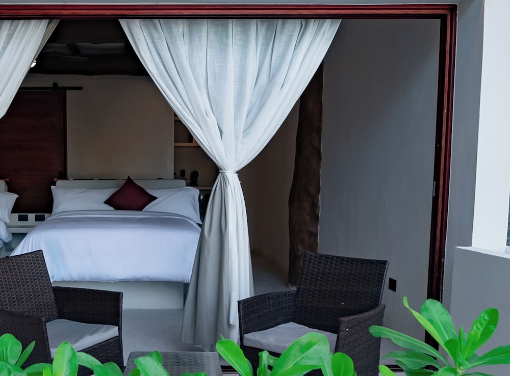 Beachfront Hotel Boutique DK 14/50