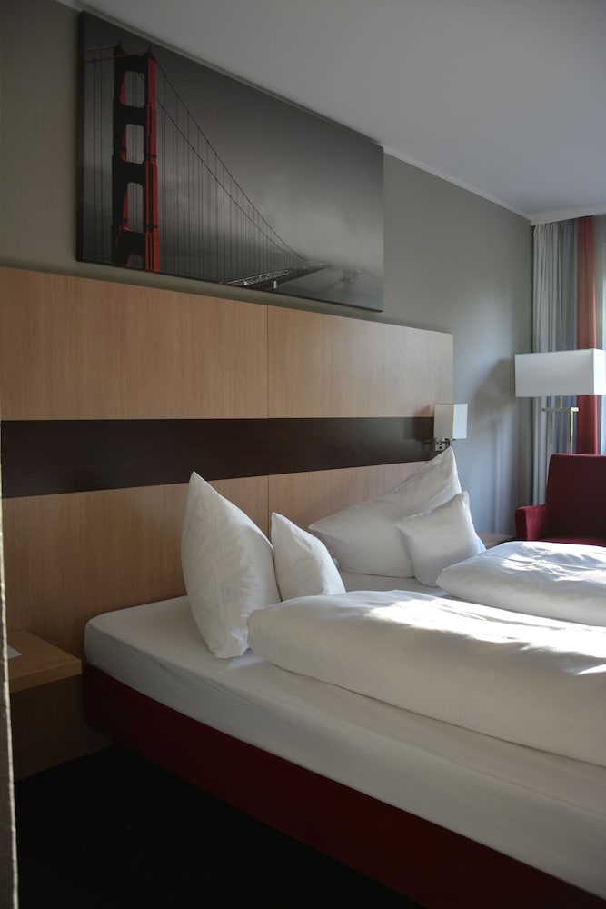 ROOM, DOUBLE BED