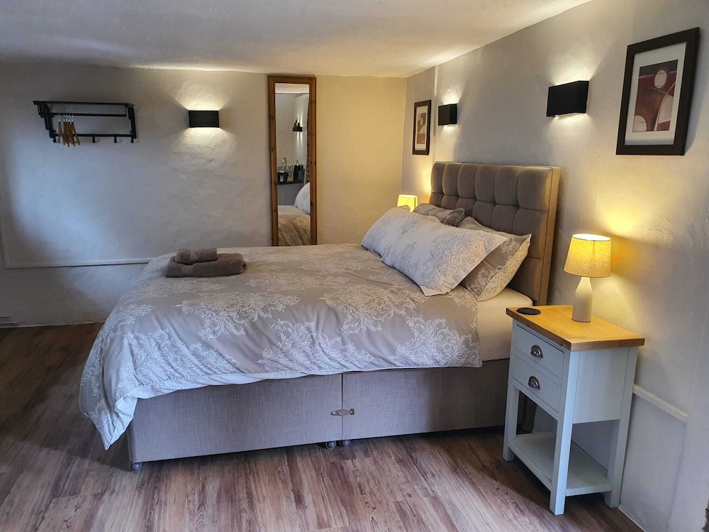 Deluxe, Suite, King and Twin Beds, Courtyard View