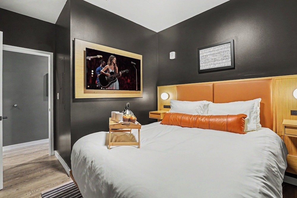 House, Queen Bed, Sofa