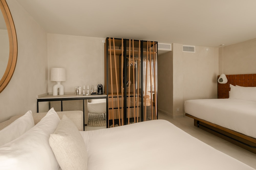 STUDIO, KING BED