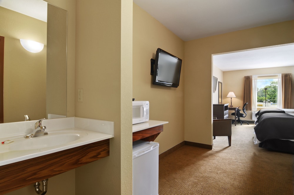 Quality Inn & Suites Monterey I-40 7/21