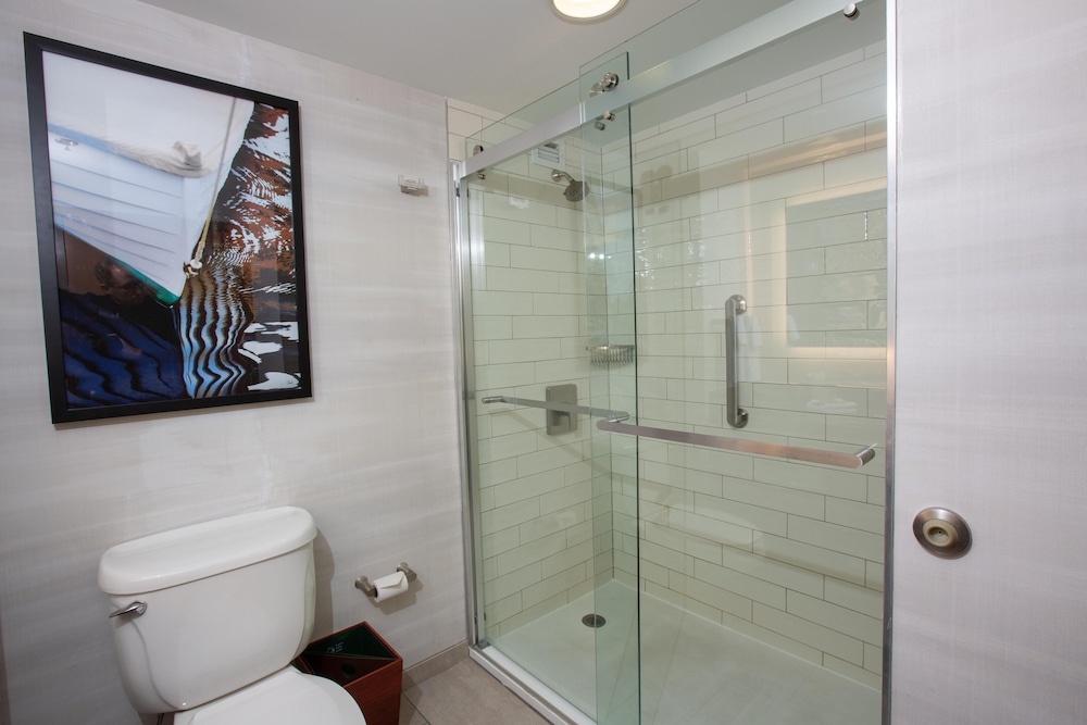 غرفة بسرير كينج بإطلالة، DoubleTree by Hilton Hotel Bay City - Riverfront 6/8