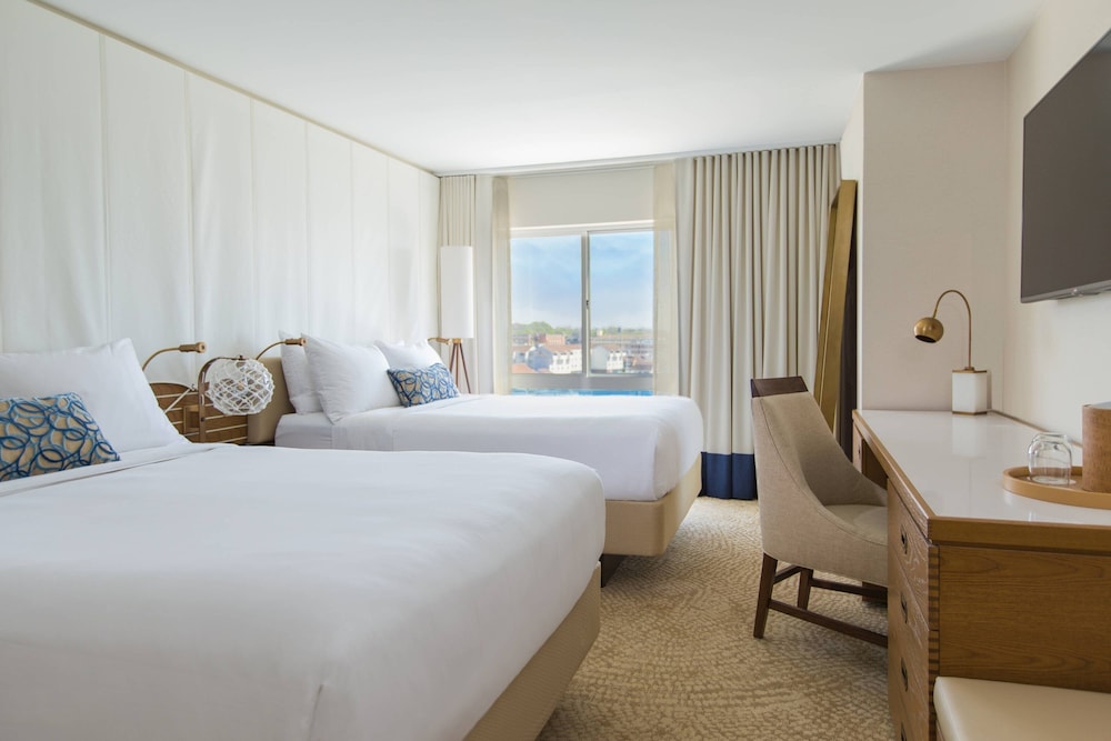 Room, 2 Queen Beds, Water View