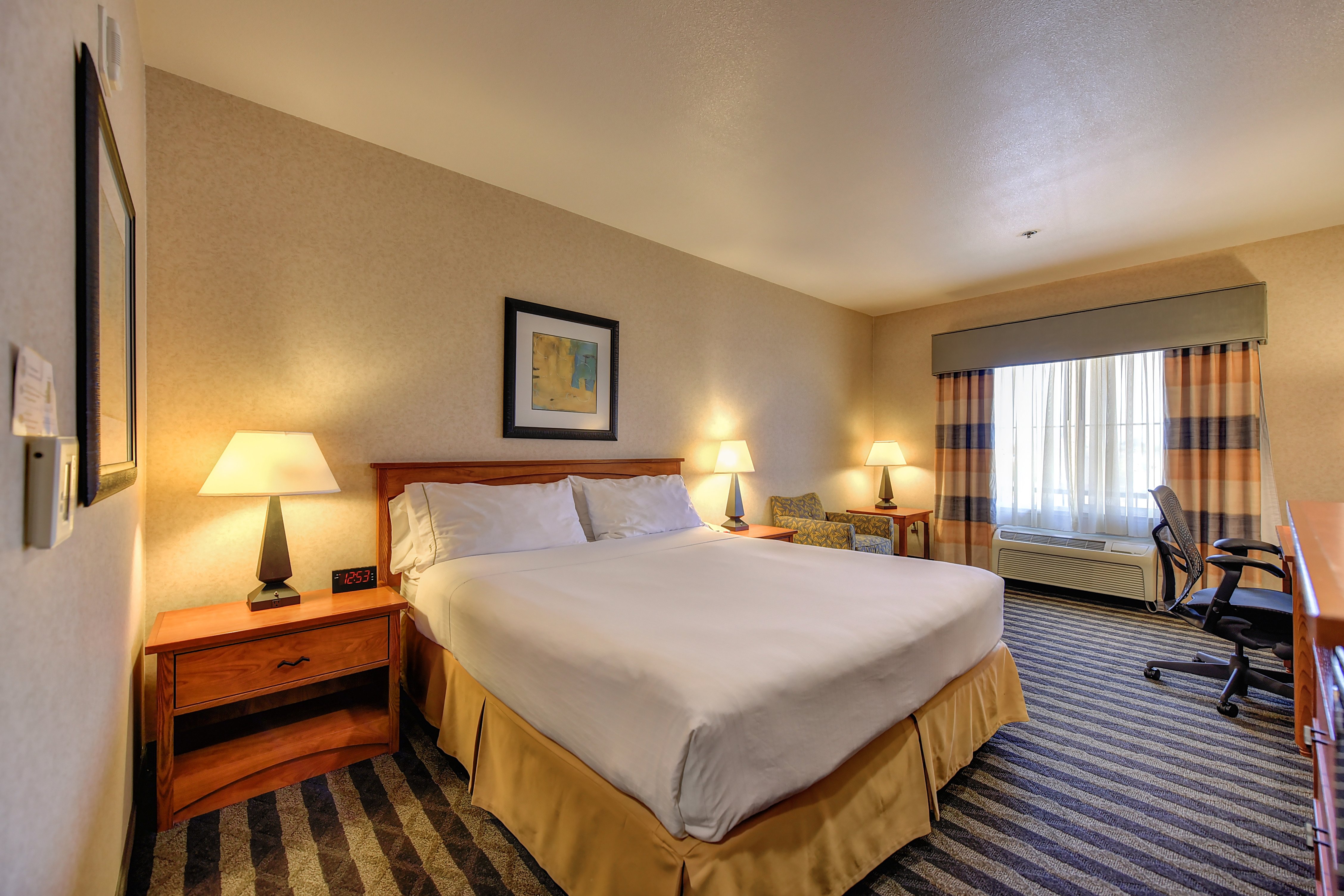 Holiday Inn Express Hotel and Suites Manteca City Center 24/76